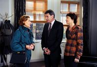 Rote Rosen – ARD ROTE ROSEN FOLGE 1694 Uhr im ERSTEN. Merle (Anja Franke, r.) und Gunter (Hermann Toelcke, M.) können nicht glauben, dass Jan Dieck sich durch Johannas (Brigitte Antonius, l.) Einfluss total verändert haben soll.