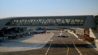 Mega-Projekt: Flughafen New York – Aircraft beneath Terminal B's pedestrian bridge at LaGuardia Airport. (Credit: Windfall Films)