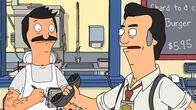 Bob's Burgers – Als die Polizei einen zentralen Standpunkt zur Überwachung eines Banküberfalls benötigt, sucht Sgt. Bosco (r.) sich Bob's Burgers aus. Eine aufregende Situation für alle. Als dann Bankräuber Mickey auch noch Burger bestellt, ist Bob (l.) fast glücklich darüber ...