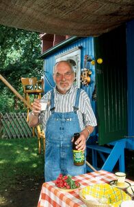 Löwenzahn Classics – Peter (Peter Lustig) stellt entsetzt fest, dass die Milch sauer geworden ist.