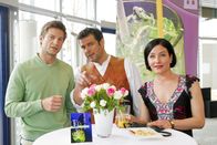 Die Rosenheim-Cops – Können Kommissar Sven Hansen (li. Igor Jeftic) die Beobachtungen von Wirt Jo Caspar (mi. Christian K. Schaeffer) und Sekretärin Miriam Stockl (re. Marisa Burger) weiterhelfen?