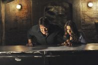 Castle – Sind Richard Castle (Nathan Fillion, l.) und Kate Beckett (Stana Katic, r.) ernsthaft in Gefahr? Oder spielt ihnen nur jemand einen üblen Streich?; Sind Richard Castle (Nathan Fillion, l.) und Kate Beckett (Stana Katic, r.) ernsthaft in Gefahr? Oder spielt ihnen nur jemand einen üblen Streich?