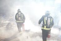 Mayday - Alarm im Cockpit – Feuerwehrleute löschten das Feuer des brennenden Flugzeugs nach dem Unfall.