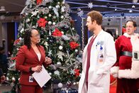 Chicago Med – Überraschung unterm Weihnachtsbaum: S. Epatha Merkerson Sharon Goodwin, Nick Gehlfuss als Dr. Will Halstead (m.)