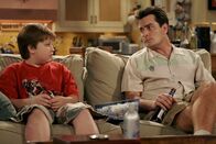 Two and a Half Men – Jake (Angus T. Jones, l.) hofft von seinem Onkel (Charlie Sheen, r.) zu erfahren, mit wem sich sein Vater heimlich trifft ...