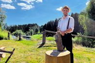 Wunderschön! – Auf einem 200 Jahre alten Bauernhof macht Ramon Babazadeh eine Zeitreise und lernt, was Entschleunigung bedeutet. Der Tagesablauf eines bäuerlichen Lebens vor 120 Jahren wird auf dem Hof mit vielen Requisiten des bäuerlichen Lebens erlebbar.