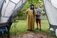 Löwenzahn – Fritz Fuchs (Guido Hammesfahr, r.) wundert sich über Herrn Paschulkes (Helmut Krauss, l.) Aufmachung. Gekleidet wie ein Beduine möchte der vor einem drohenden Sturm Schutz suchen.