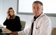 In aller Freundschaft – Sarah Marquardt (Alexa Maria Surholt) muss zwangsweise die Klinikleitung übernehmen, bis ein neuer Klinikleiter gefunden ist. Dr. Roland Heilmann ist durch seine eigenmächtige Entscheidung für das Gesundheitsdezernat nicht mehr tragbar. Mitten in der Ärztekonferenz bekommt Sarah einen Anruf des Gesundheitsdezernenten, dass er einen geeigneten Nachfolger gefunden hat.