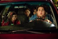 Bad Sitter – Als Noah (Jonah Hill, r.) für einen vermeintlichen Kurztrip in die Stadt muss, bleibt ihm schließlich nichts anderes übrig, als die ihm anvertrauten Kinder, Blithe (Landry Bender, l.), Slater (Max Records, 2.v.r.) und Rodrigo (Kevin Hernandez, 2.v.l.), mitzunehmen. Unglücklicherweise gerät er an diverse Gangster mit unangenehmen Intentionen ...