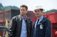 Monster Trucks – Reece Tenneson (Rob Lowe, l.) und Jim Dowd (Thomas Lennon, r.) entdecken bei einer Bohrung Außergewöhnliches ...