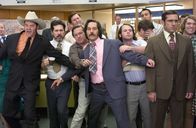 Anchorman - Die Legende von Ron Burgundy – Vorne: Champ Kind (David Koechner, l.), Brian Fantana (Paul Rudd, 3.v.r) und Brick Tamland (Steve Carell, r.)