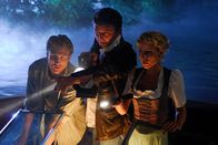 Der Bergdoktor – Gemeinsam suchen Hans (Heiko Ruprecht, l.), Martin (Hans Sigl, M.) und Susanne (Natalie O'Hara, r.) nach Jörg, der auf dem See vermisst wird.