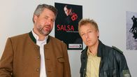 Die Rosenheim-Cops – Die Rosenheimer Ermittler Stadler (Dieter Fischer, l.) und Mohr (Max Müller, r.) recherchieren in einer Tanzschule.