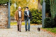 Rentnercops – Bielefelder (Bill Mockridge, r.) zeigt sich vor Klaus Schmitz (Hartmut Volle, l.) besorgt, dass der Mörder es auch auf Hund Yoda abgesehen haben könnte.