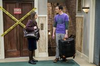 The Big Bang Theory – Für Amy (Mayim Bialik, l.) besteht die Möglichkeit, ein Sommerstipendium an der Princeton Universität anzunehmen. Doch leider wirkt sich das auch auf die Beziehung mit Sheldon (Jim Parsons, r.) aus ...