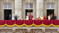 Königliche Dynastien – William & Kate nach der Hochzeit am Balkon des Buckingham Palace.