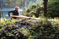 Fernab des Gesetzes – Matt Carlson hilft seinem Vater beim Bau eines Schuppens für einen Generator. (National Geographic für Disney/Gil Cano)