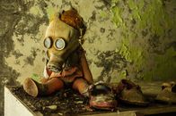 Tschernobyl - Die Katastrophe – Im Sommer 1986 dürfen die Bewohner der Atomstadt Prypjat noch einmal für wenige Stunden zurück in ihre Wohnungen, um wichtigste Habseligkeiten herauszuholen. Die Behörden verbieten aufgrund der hohen Strahlenbelastung, Kinderspielzeug mitzunehmen.