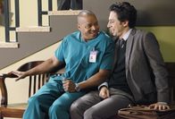 Scrubs - Die Anfänger – Versuchen Denise und Drew zusammenzubringen: J.D. (Zach Braff, r.) und Turk (Donald Faison, l.) ...
