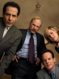 Monk – v.li.: Monk (Tony Shalhoub), Leland Stottlemeyer (Ted Levine), Randall Disher (Jason Gray-Stanford), Natalie Teeger (Traylor Howard)