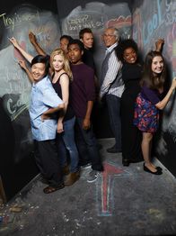 Community – (2. Staffel) - Eine ganz spezielle Lerngruppe: Jeff (Joel McHale, 4.v.r.), Britta (Gillian Jacobs, 2.v.l.), Pierce (Chevy Chase, 3.v.r.), Shirley (Yvette Nicole Brown, 2.v.r.), Abed (Danny Pudi, 3.v.l.), Troy (Donald Glover, 4.v.l.), Annie (Alison Brie, r.) und Senor Chang (Ken Jeong, l.) ...