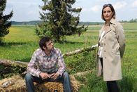 Sturm der Liebe – Jacob (Andreas Thiele, l.) staunt nicht schlecht, als er von Jenny (Sabine Bach, r.) erfährt, dass Sibylle noch Jungfrau ist.
