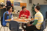 The Big Bang Theory – Mit einem Kartentrick treibt Howard (Simon Helberg, M.) seine Freunde Raj (Kunal Nayyar, l.) und Sheldon (Jim Parsons, r.) fast in den Wahnsinn ...