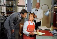 Rote Rosen – ARD ROTE ROSEN FOLGE 1329 Uhr im ERSTEN. Über Johannas Memoiren geraten Gunter (Hermann Toelcke, l.) und Carla (Maria Fuchs, M.) aneinander (mit Rolf Nagel, r.).