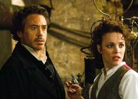 Sherlock Holmes – Sherlock Holmes Überrascht: Robert Downey Jr. als Sherlock Holmes, Rachel McAdams als Irene Adler