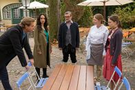 Der Alte – Markus Kolbe (Christian Kerepeszki, M.), Marie Kolbe (Katja Studt, 2.v.r.) und Finja Kolbe (Lea Reihl, r.) halten vor Caspar Bergmann (Thomas Heinze, l.) und Annabell Lorenz (Stephanie Stumph, 2.v.l.) fest zusammen.