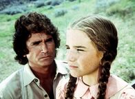Unsere kleine Farm – Charles (Michael Landon, l.) versucht, Laura (Melissa Gilbert, r.) zu erklären, warum die Indianer ihr gegenüber so misstrauisch sind.