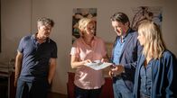 Steirerangst – Sascha Bergmann (Hary Prinz, 2. v. re.) und Anni Sulmtaler (Anna Unterberger, re.) befragen das Ehepaar von Breuer Sonja (Elena Uhlig) und Elmar (Fritz Karl, li.).
