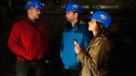 SOKO Kitzbühel – Diesmal ermitteln Nina (Julia Cencig, r.) und Lukas (Jakob Seeböck, M.) in einem Besucherbergwerk bei Besitzer Petr Tovarek (Maciej Salamon, l.).