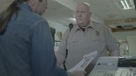 Tödliche Stille – Sheriff giving missing person flyer to store cashier.