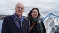 Kulturplatz – Schauspieler und Entertainer Harald Schmidt und Kulturplatzhost Nina Mavis Brunner auf dem Ausflugsschiff; Kulturplatz Ein Tag mit Aktivrentner Harald Schmidt Schauspieler und Entertainer Harald Schmidt und Kulturplatzhost Nina Mavis Brunner auf dem Ausflugsschiff Copyright: SRF