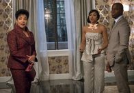 Empire – Cookie (Taraji P. Henson, M.) braucht Candace Hilfe, da sie Tipps braucht für ein ausgefeiltes Familienessen, um bei Angelos (Taye Diggs, r.) Mutter Diane (Phylicia Rashad, l.) Eindruck zu machen ...