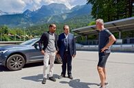 Watzmann ermittelt – Der Mannschaftsarzt des Bobteams vom SV Königssee liegt erschlagen im Trainingscenter. Beissl (Andreas Giebel, M.) und Jerry (Peter Marton, l.) merken schnell, dass es in dem Bobteam brodelt. Sie befragen den Trainer Helmut Fritz (Robert Lohr, r.) zum aktuellen Fall.