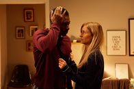 Vierwändeplus – Caro (Birte Hanusrichter) kämpft mit ihren Abgrenzungsversuchen gegenüber ihrem Mann Martin (Alexander Prince Osei) und trifft ihn dabei unbeabsichtigt handfest.