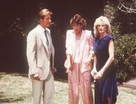 Agentin mit Herz – Lee (Bruce Boxleitner, l.), Amanda (Kate Jackson, M.) und Francine (Martha Smith, r.) besuchen eine Gartenparty - mit überraschenden Folgen ...