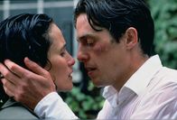 Vier Hochzeiten und ein Todesfall – Charles (Hugh Grant, r.) und seine Freunde sind auf der Suche nach der wahren Liebe. Dabei begegnet Charles seiner Traumfrau - Carrie (Andie MacDowell, l.). Doch bis er am Ziel seiner Träume ankommt, muss er vier Hochzeiten und einen Todesfall überstehen ...