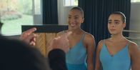 Spellbound - Verzaubert in Paris – Die neue Aufgabe von Ballettdirektor Armando Castillo (Rik Young, l.) an seine Ballettklasse ist ein Paartanz mit Hebefigur. Cece (Hailey Romain, M.) freut sich darauf, doch Simone (Margherita Barbieri, r.) scheint die Aufgabe zu schocken.