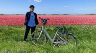 Was kostet... – Was bietet die Region rund ums Ijsselmeer an Attraktionen? Johannes Zenglein will es bei einer Radtour herausfinden. Zur Tulpenblüte im Frühjahr bietet sich hier ein wahrer Farbrausch.
