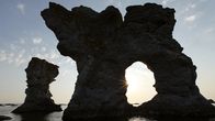 Wilde Ostsee – Raukare sind natürliche Kalksteinskulpturen - hier auf der kleinen Schwesterinsel Farö.