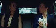 neoriginal: Crystal Wall – Louna Lloris (Anna Bardavelidze, r.) begleitet Ylva Dardenne (Philine Schmölzer, l.) als Bodyguard und ist überrascht von Ylvas Plänen.