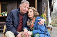 In aller Freundschaft – Katja Brückner (Julia Jäger) und Roland Heilmann (Thomas Rühmann) haben beschlossen, ihre Beziehung offiziell zu machen. Doch der Kennenlern-Nachmittag mit Katjas Sohn war ein Desaster.