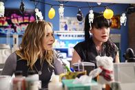 Navy CIS – Aufgrund eines Falls, bei dem ein Toter auf einem Golfplatz aufgefunden wird, lernen sich endlich persönlich kennen: Jack (Maria Bello, l.) und Abby (Pauley Perrette, r.).