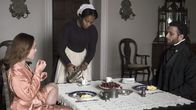 Lady Macbeth – Katherine (Florence Pugh) teilt schon bald Tisch und Bett mit dem Gutsarbeiter Sebastian (Cosmo Jarvis).