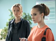 In aller Freundschaft – ARD/MDR IN ALLER FREUNDSCHAFT FOLGE 649, "Funkenflug" Uhr im ERSTEN. Marie Stein (Henriette Zimmeck, li.) hat erfahren, dass ihr Ex-Freund Steffen in die Sachsenklinik eingeliefert wurde. Dort trifft sie auf Steffens neue Freundin Janina (Tara Fischer, re.). Beide stört die Anwesenheit der Anderen, doch jetzt geht es um Steffen.