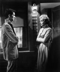 Psycho – Mitten in der Nacht macht Marion Crane (Janet Leigh, r.) völlig erschöpft Rast an einem Motel. Norman Bates (Anthony Perkins, l.) vermietet hier die Zimmer und lädt Marion, die an diesem Abend der einzige Gast ist, zum Essen ein.
