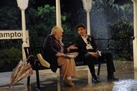 How I Met Your Mother – Ted (Josh Radnor, r.) bekommt von Bernice (Judith Drake, l.) Ratschläge in Sachen Liebe ...